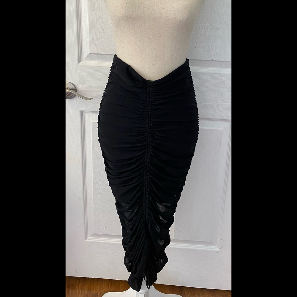 CONQ A’ SEPT RUCHED SKIRT